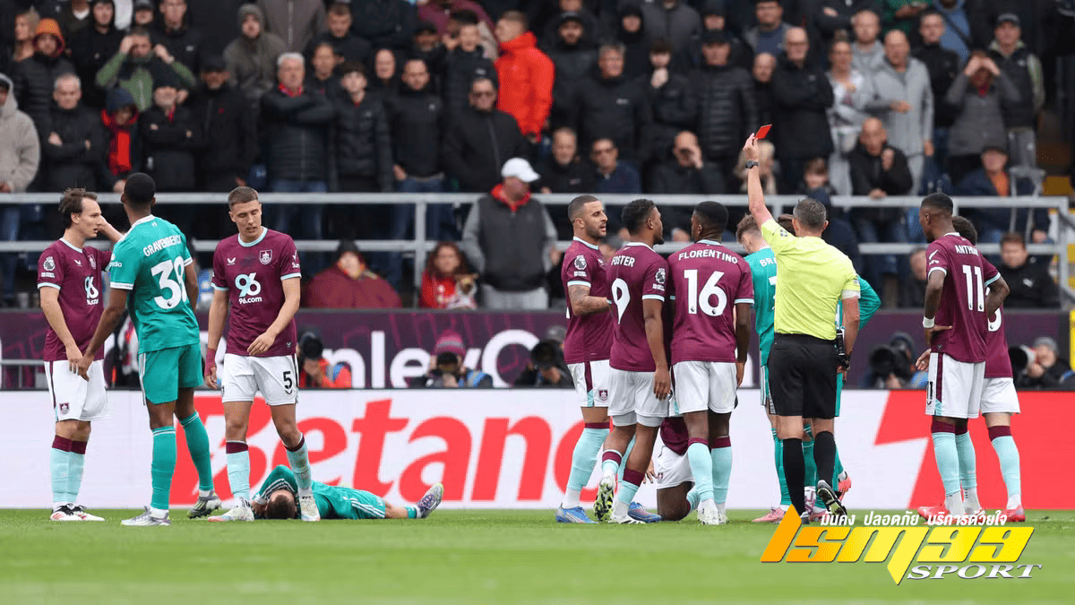 ผู้ตัดสินชูใบแดงไล่นักเตะออกจากสนามในเกมพรีเมียร์ลีก ขณะนักเตะทีมคู่แข่งล้มลง ภาพของ lsm99sport