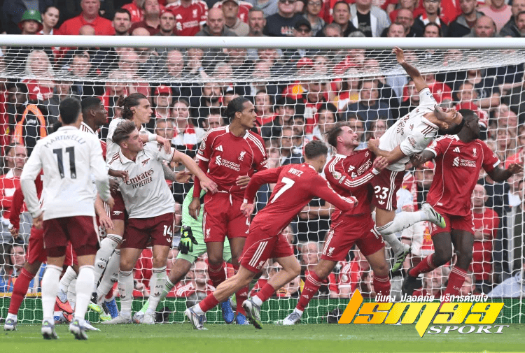 นักเตะลิเวอร์พูลและอาร์เซน่อลแย่งโหม่งลูกเตะมุม ในศึกพรีเมียร์ลีก 2025 สัปดาห์ที่ 3 ที่สนามแอนฟิลด์ ภาพของ lsm99sport