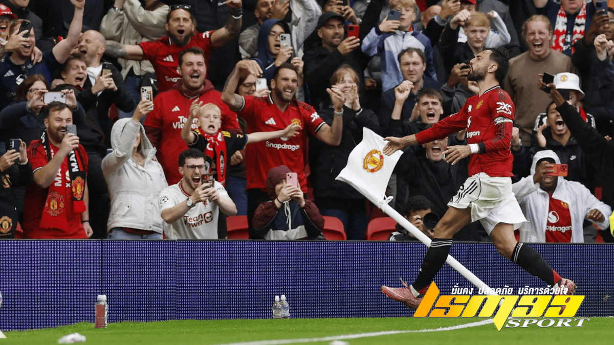 บรูโน่ แฟร์นันเดส นักเตะแมนเชสเตอร์ ยูไนเต็ด ฉลองประตูต่อหน้าแฟนบอล ในศึกพรีเมียร์ลีก 2025 สัปดาห์ที่ 3 ที่สนามโอลด์ แทรฟฟอร์ด ภาพของ lsm99sport